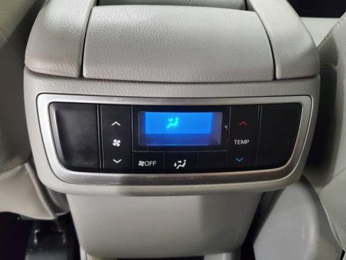 Used 2017 Toyota Highlander LE w/ Carpet Mat Package AWD/4WD image 11