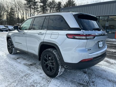 Used 2025 Jeep Grand Cherokee Altitude image 13