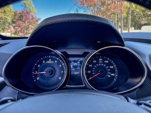 Used 2017 Hyundai Veloster Value Edition FWD image 25