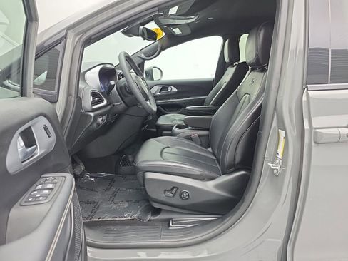 Used 2023 Chrysler Pacifica Touring-L w/ S Appearance Package FWD image 14
