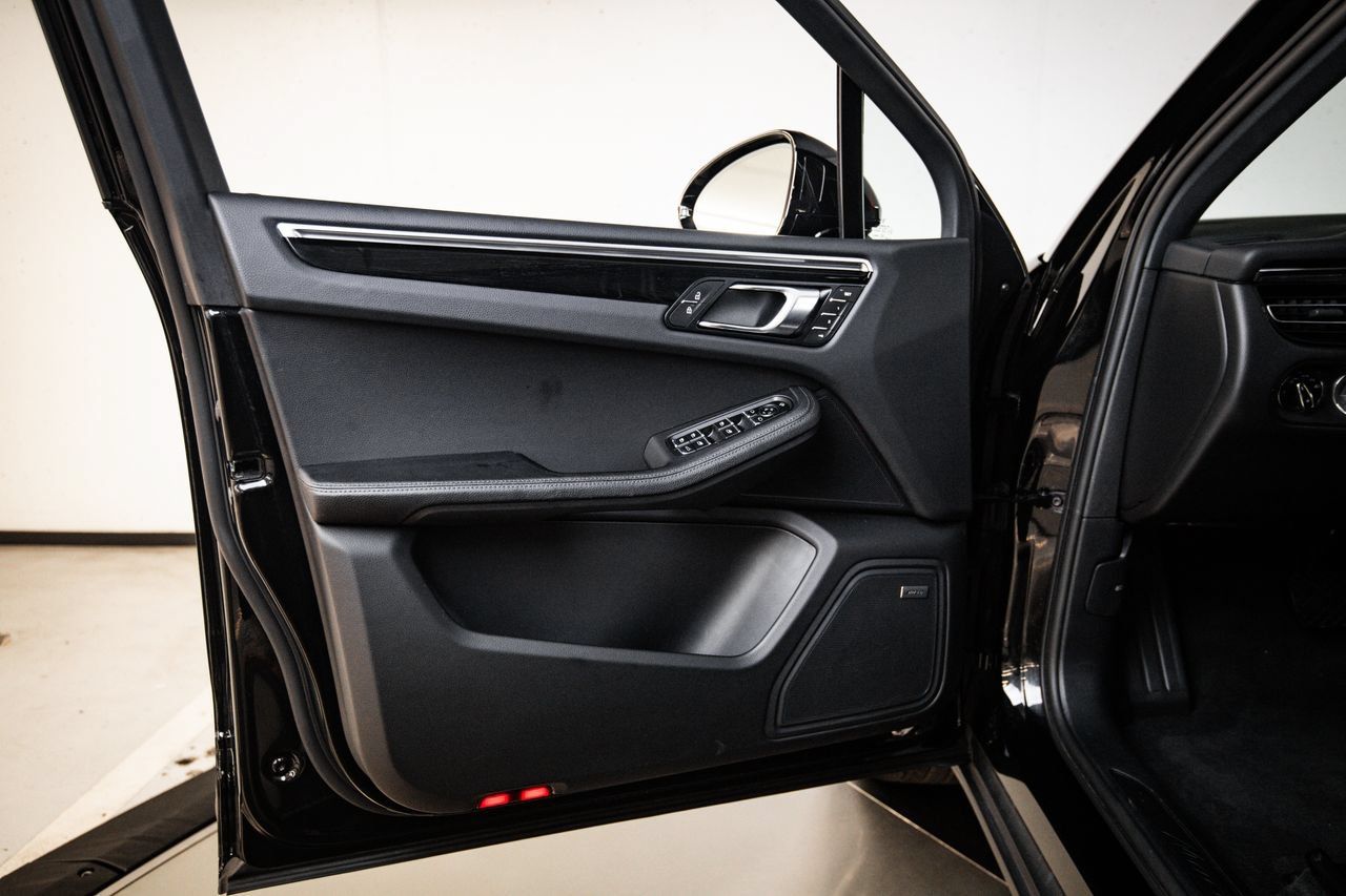 Certified 2024 Porsche Macan AWD/4WD image 23