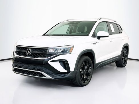 Used 2022 Volkswagen Taos SE w/ Panoramic Sunroof Package image 3