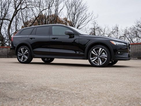 Certified 2025 Volvo V60 B5 Cross Country Plus image 7