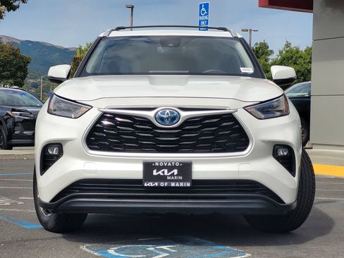 Used 2023 Toyota Highlander XLE AWD/4WD image 2