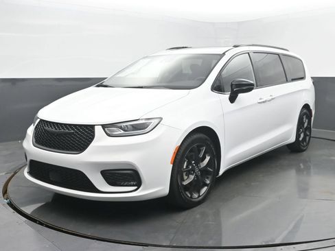 Used 2025 Chrysler Pacifica Limited FWD image 1