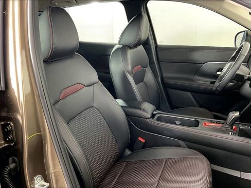 Certified 2025 Nissan Kicks SR FWD image 9