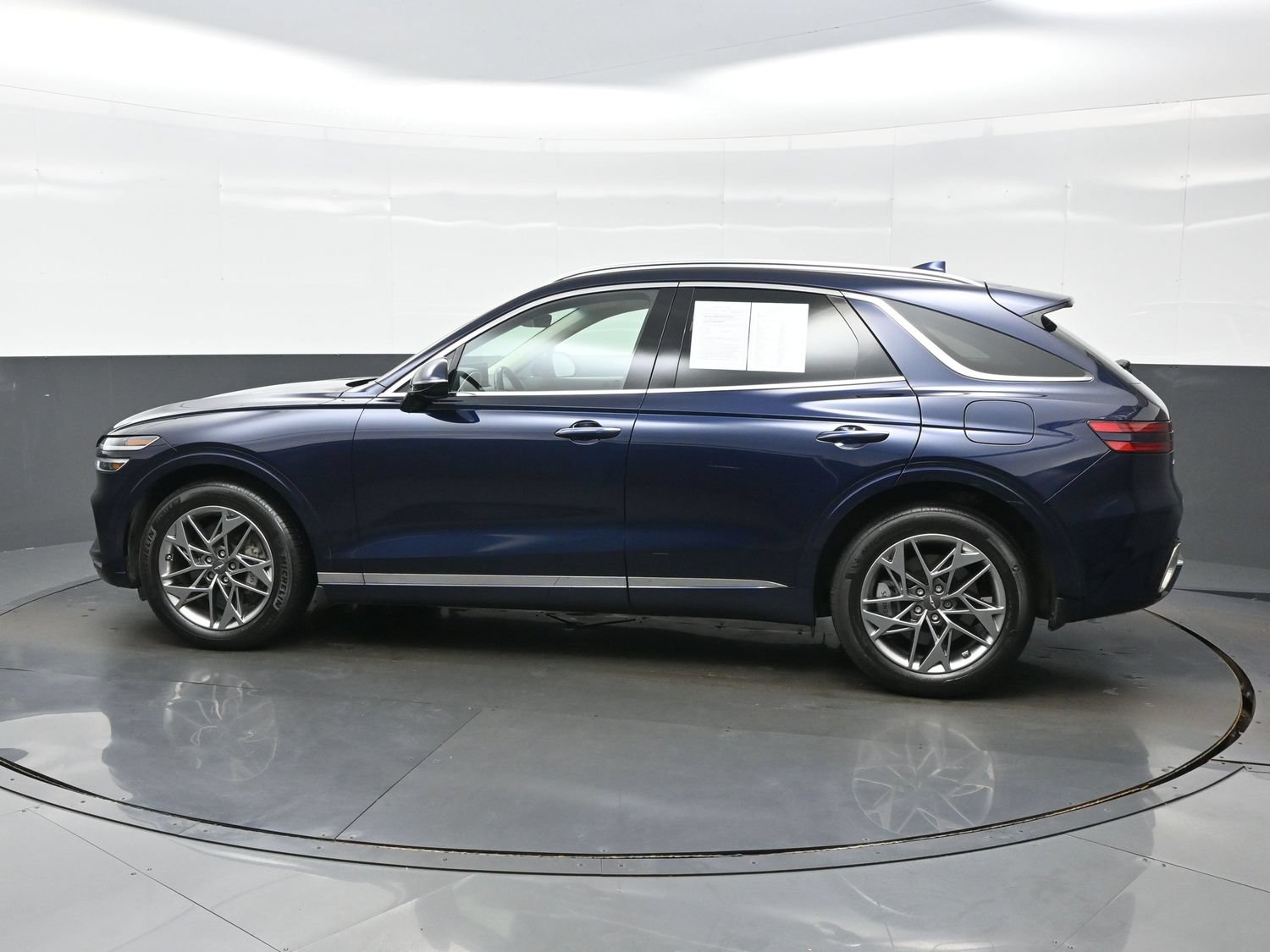 Used 2025 Genesis GV70 2.5T w/ Select Package AWD/4WD image 3