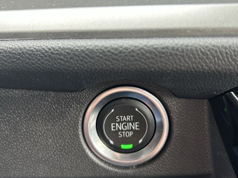 Used 2025 Chevrolet Traverse LT image 34