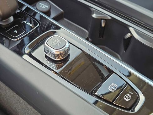 Certified 2025 Volvo XC60 B5 Core image 34