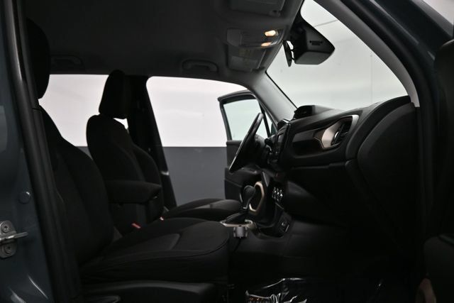Used 2016 Jeep Renegade Latitude FWD image 20