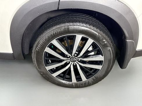 Used 2024 Nissan Pathfinder Platinum image 40