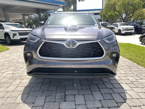 Used 2024 Toyota Highlander XLE FWD image 19