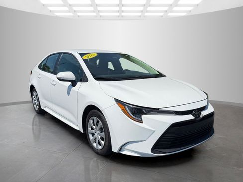 Used 2025 Toyota Corolla LE FWD image 5