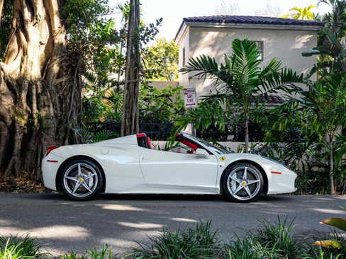 Used 2013 Ferrari 458 Spider image 12