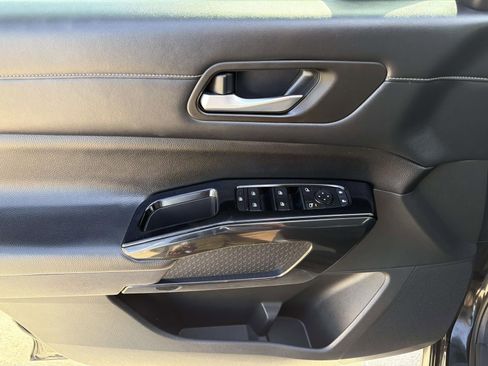 Used 2022 Nissan Pathfinder SV w/ SV Black Package FWD image 21