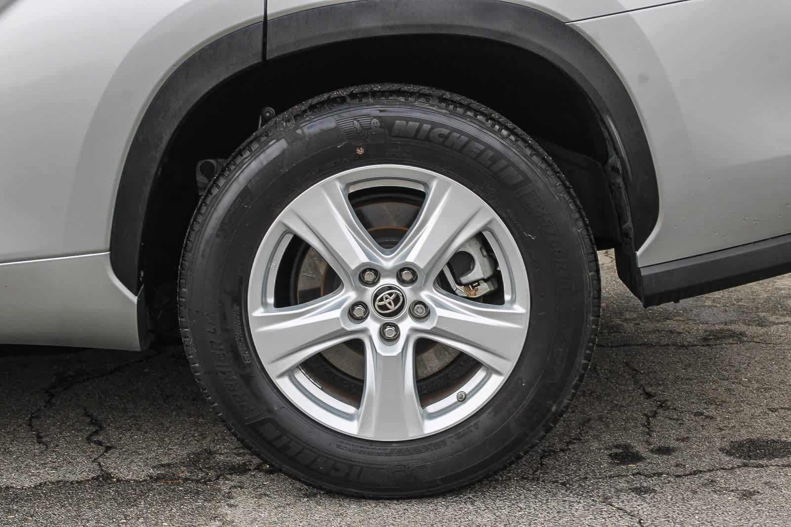 Used 2024 Toyota Highlander LE FWD image 8