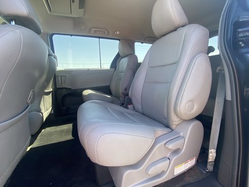 Used 2017 Toyota Sienna XLE Premium AWD/4WD image 6