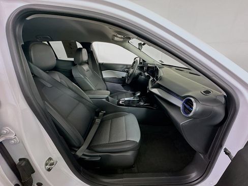 Used 2025 Chevrolet Trax LT FWD image 32