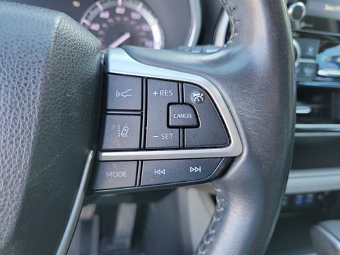 Used 2022 Toyota Highlander XLE FWD image 21