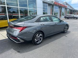 Used 2025 Hyundai Elantra SEL FWD video 3