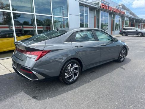 Used 2025 Hyundai Elantra SEL FWD image 3