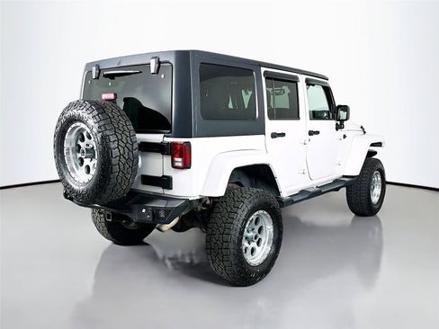 Used 2015 Jeep Wrangler Unlimited Sahara w/ Connectivity Group AWD/4WD image 12
