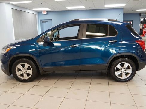 Used 2019 Chevrolet Trax LT w/ LT Convenience Package FWD image 2