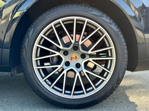 Used 2022 Porsche Cayenne Platinum Edition image 26