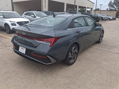 Used 2025 Hyundai Elantra SEL FWD image 8