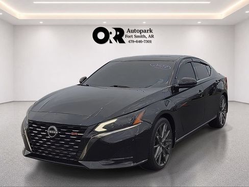 Used 2023 Nissan Altima 2.0 SR FWD image 2