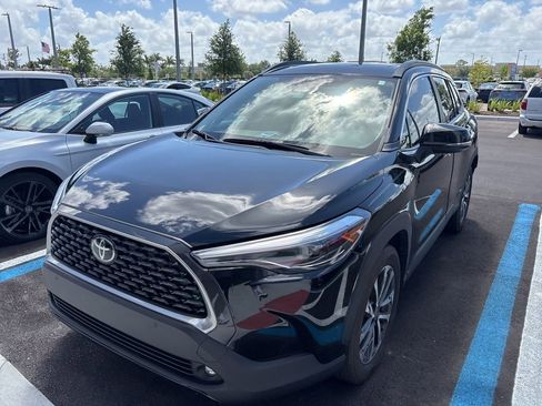Used 2023 Toyota Corolla Cross XLE w/ Convenience Package image 6