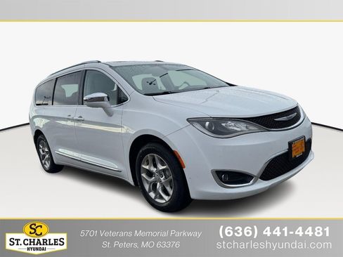 Used 2017 Chrysler Pacifica Limited image 1