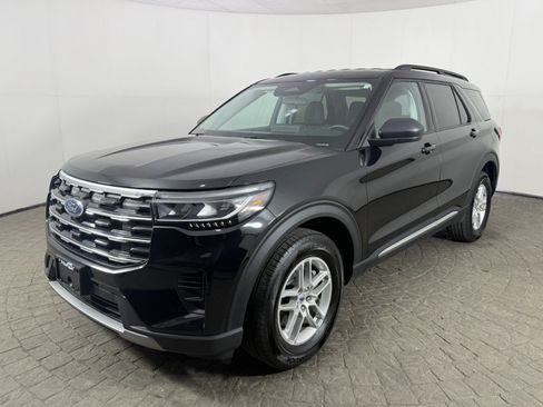 Used 2025 Ford Explorer Active AWD/4WD image 3