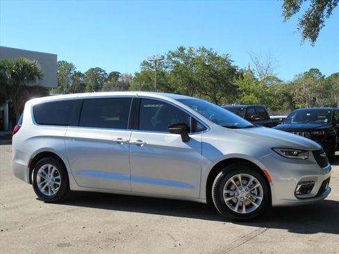 New 2026 Chrysler Pacifica Select FWD image 2