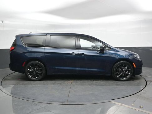 Used 2023 Chrysler Pacifica Limited w/ S Appearance Package FWD image 4