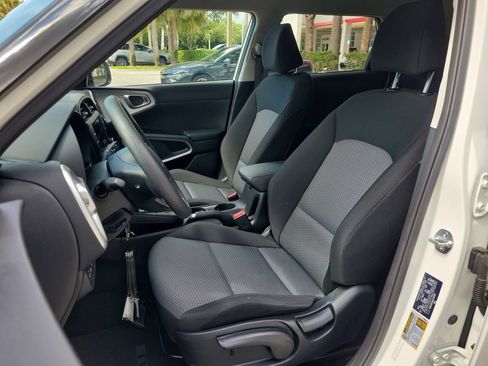 Used 2025 Kia Soul LX w/ LX Technology Package FWD image 14