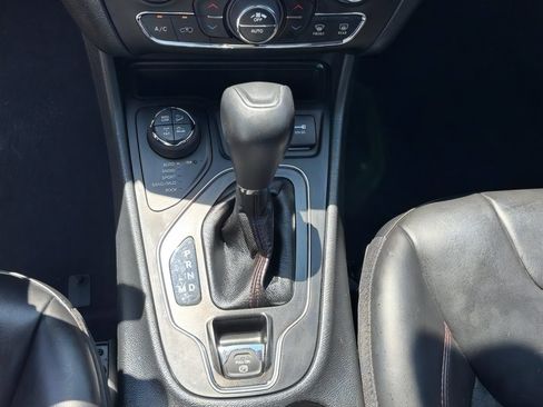 Used 2022 Jeep Cherokee Trailhawk w/ Comfort/Convenience Group AWD/4WD image 17