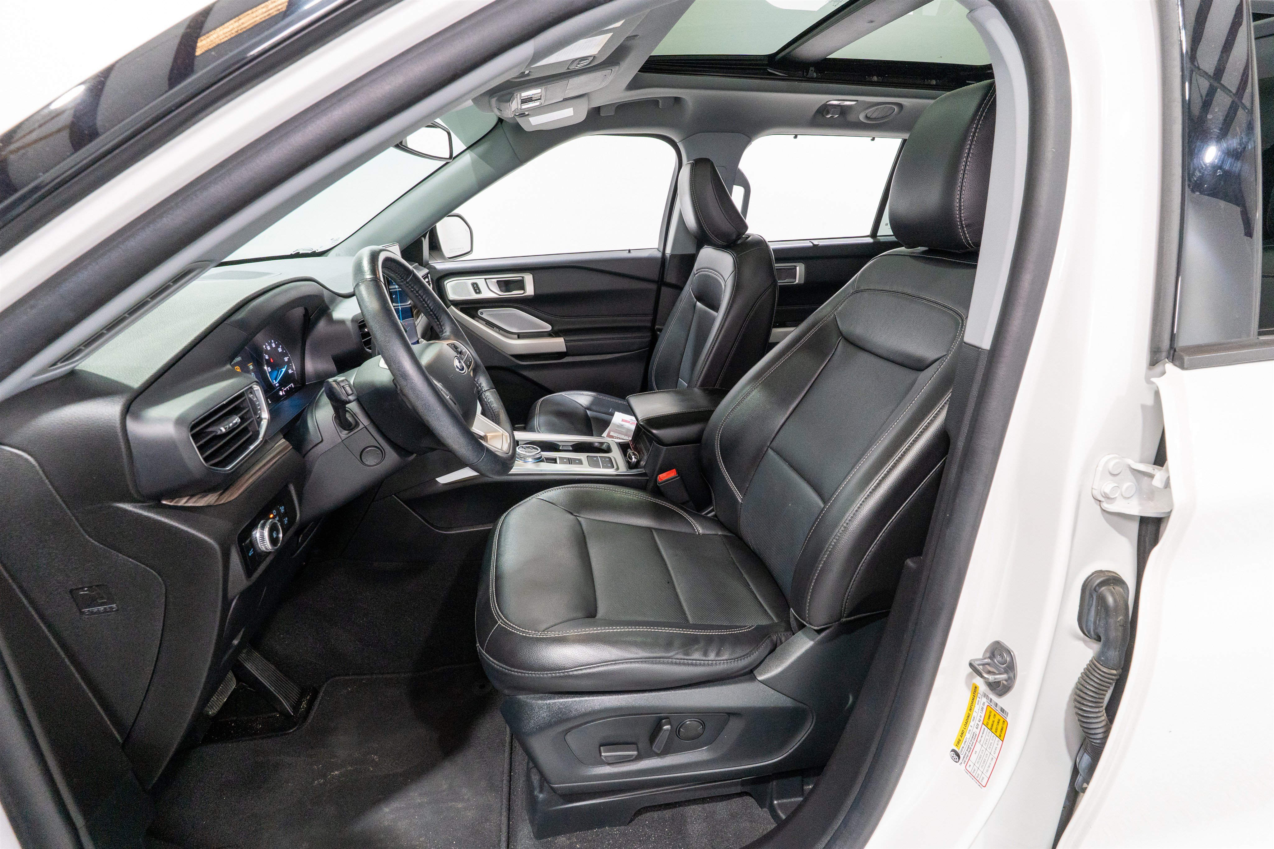 Used 2023 Ford Explorer Limited w/ Limited Technology Package RWD image 16