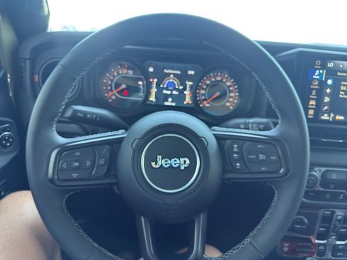 Used 2025 Jeep Gladiator Mojave AWD/4WD image 17
