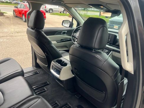 Certified 2022 Kia Carnival LX FWD image 14