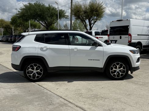 Used 2024 Jeep Compass Latitude image 3