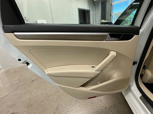 Used 2018 Volkswagen Passat 2.0T SE FWD image 20