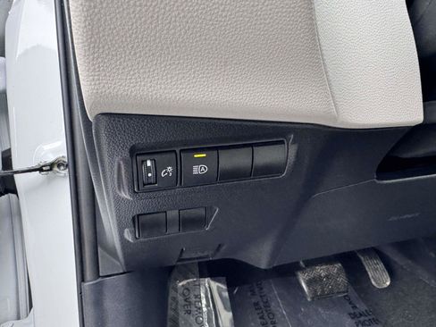 Used 2024 Toyota Corolla Cross L image 27