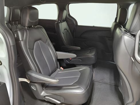 Used 2025 Chrysler Pacifica Select FWD image 39