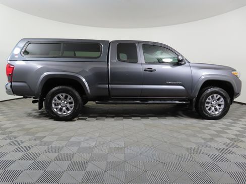 Used 2018 Toyota Tacoma SR5 image 38