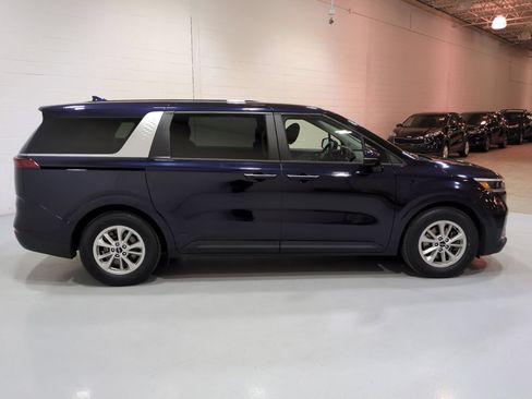 Certified 2024 Kia Carnival LX FWD image 2