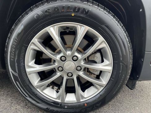 Used 2019 Jeep Cherokee Latitude Plus FWD image 25