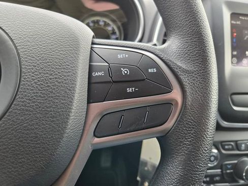 Used 2019 Jeep Cherokee Latitude w/ Popular Appearance Group FWD image 20