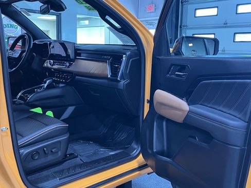 Certified 2025 GMC Canyon AT4 w/ Technology Plus Package AWD/4WD image 8