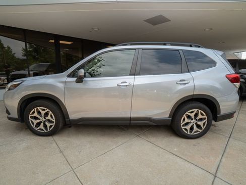 Used 2022 Subaru Forester Premium AWD/4WD image 4